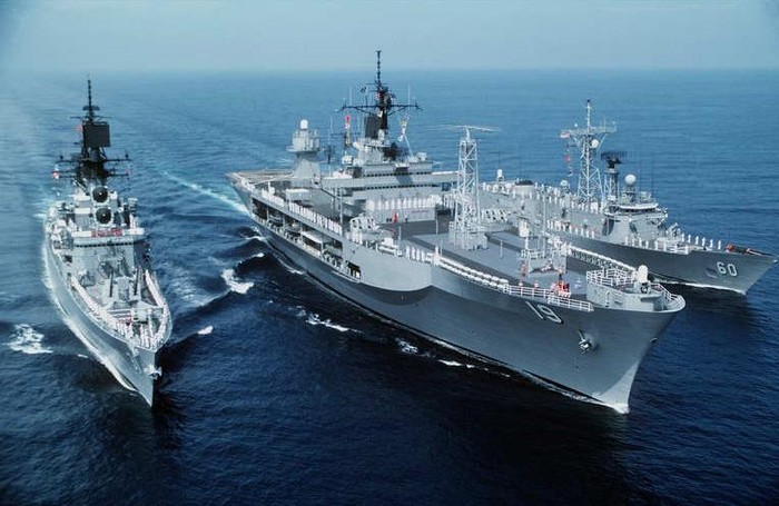 Tàu chỉ huy đổ bộ USS Blue Ridge (giữa) của Hải quân Mỹ
